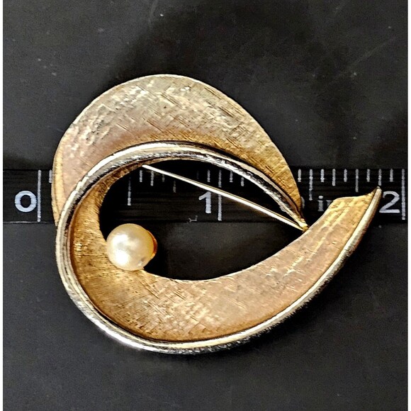 MCM Brooch Signed Capri Textured Gold Tone Assymetrical w Pearl 2.2" VTG VGC! - Picture 8 of 9